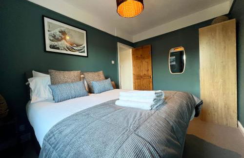 Recently Refurbished 3 Bedroom Home with Parking - Perfect for Longstays - Sleeps 8 - Photo 20