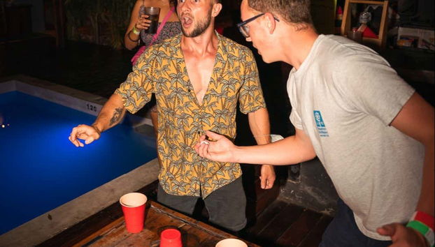 Jogando flip cup