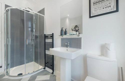 Spacious 4BR on Leafield Rd - Photo 14