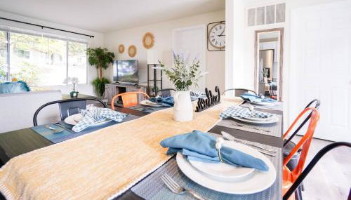 Beautiful Light-filled Farmhouse w swing & slide - Foto 2