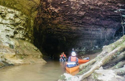 Rustic Chic Alabama Cabin w Loft Fire Pit Pet Friendly Fenced Yard Lake Guntersville - Coco Chateau - Foto 56