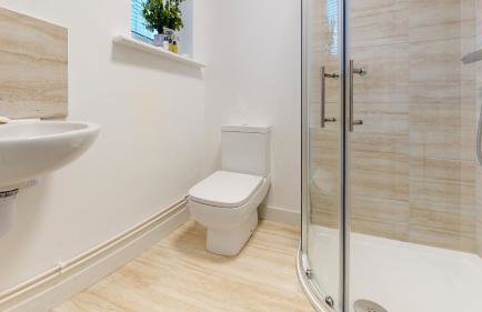 Beautiful & Spacious with 2 Free Parking Spaces - SRK Accommodation - Photo 13