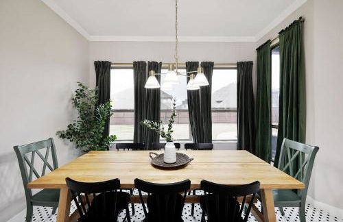 5-Bed 2-Bath with Pool & Backyard Retreat - Foto 8