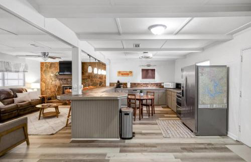 Lakefront Cabin with Private Dock - Foto 11