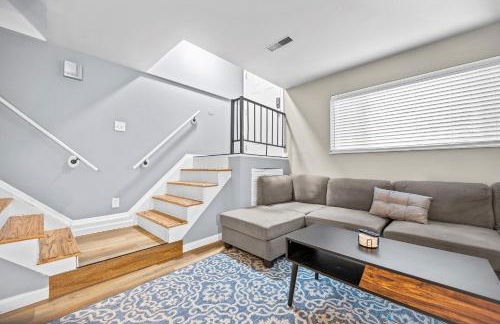 Spacious 2 Bedroom Townhome by StayLage - Foto 1