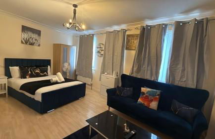 Double bed Quinton ,Studio Fast WiFi,Netflix, No deposit Required - Foto 8