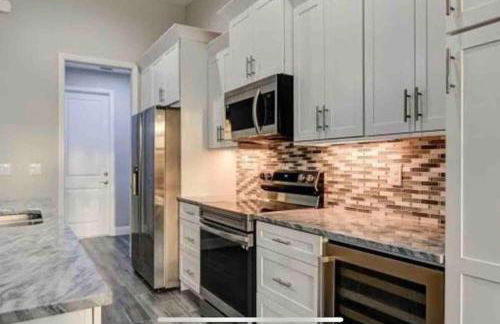 Newly built Villa Ballerina with heated pool and incredible view into beautiful Arrowheadcanal - Photo 8