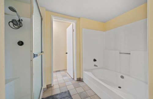 Entire Private Home with 4 Bedrooms, Pool, Hot Tub, King Bed, Garage, Available Now - Foto 56