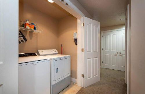 Lakeside Escape with Hot Tub - Foto 4