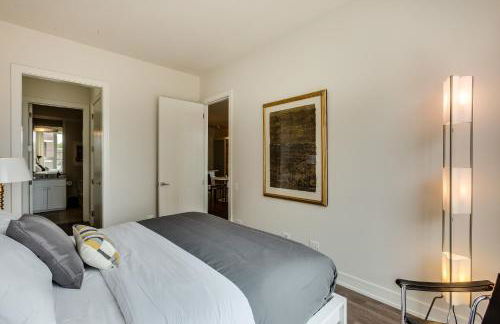 Designer 3BR with Balcony & Elevator on Clark! apts - Photo 14