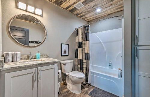 Upscale Riverfront Home with Beach and Fire Pit! - Foto 19