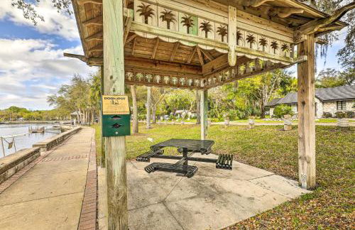 Riverfront Getaway with Hot Tub and Game Room! - Foto 41