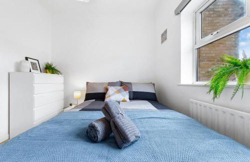 Cozylease 3 Bedroom Canary Wharf Family,Workcation, Fast WiFi, Workspace,1 stop to City - Photo 38