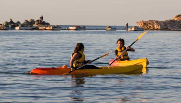 Remando nos caiaques pelas águas de Sidi Jmour