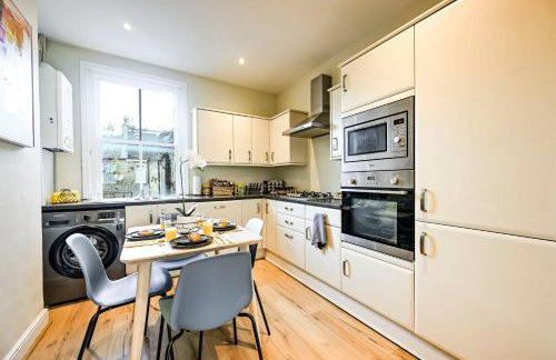 Modern 2BR Apartment for Contractors, Balcony & Fast Wi-Fi, W6 - Foto 17