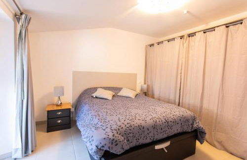 Le bélier 2nd étage avec balcon au centre ville d'Embrun climatisé - Photo 6