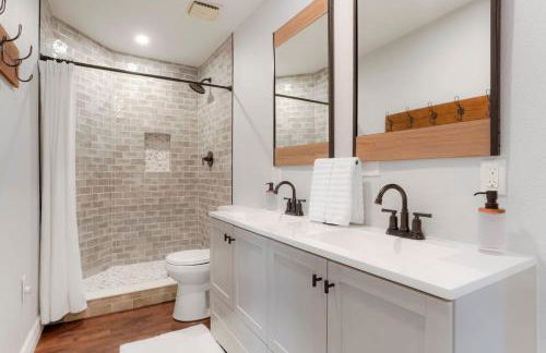 One of a Kind Home with HOT TUB Pool Table and Fire Pit 4 Miles to DT - Foto 11