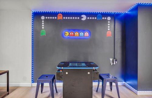 NEW! Modern Retreat Near CLE-Game Room-Renovated - Foto 14