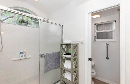 Spacious Luxury Pool Home Oasis - 8mi to Airport - Foto 2