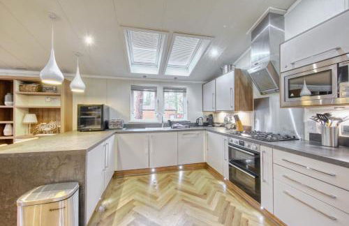 New Forest lodge - 194 NO PETS - Photo 5