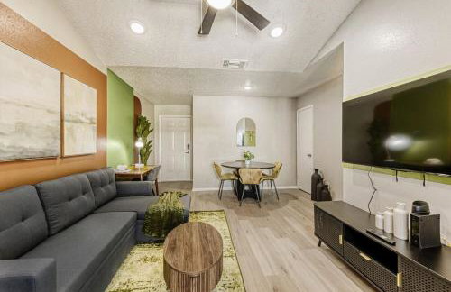 Serene King Suite Getaway - Sleeps 4 - Pool, Pkg - Foto 16