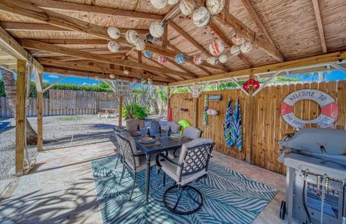 Tropical PoolHome Walk to Shops Near Beach - Foto 62