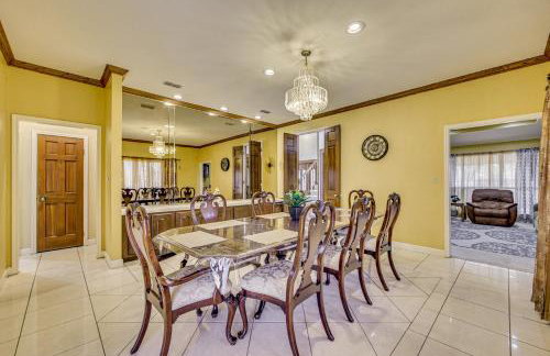 Pool and Game Room Waterfront Harlingen Home - Foto 9