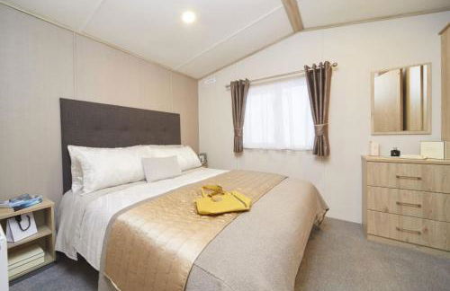 Elegant 2 Bed 1 and Half Bath Caravan in Holiday Resort Village - Photo 8