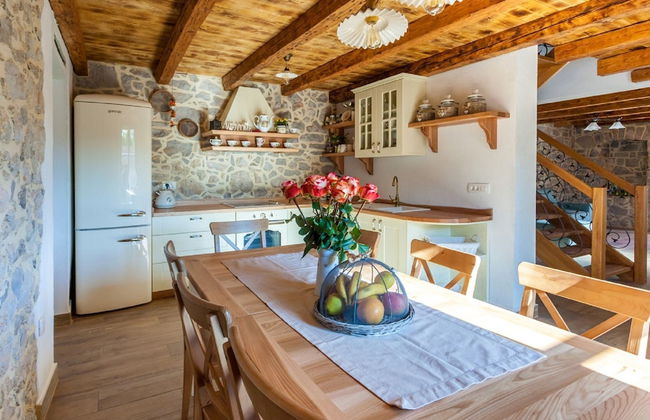 Gorgeous Villa With Private Swimming Pool and Covered Terrace - Photo 17