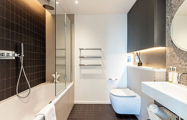 Luxurious 3-bed Sky-high Battersea Gem - Foto 15