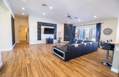 3400 SqFt House W/40Ft Heated Pool/Spa- Strip View - Photo 55