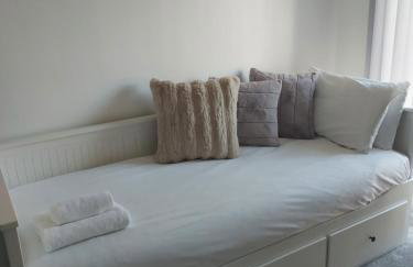 Beautiful 4-Bedroom House with Private Garden & Parking - Foto 9