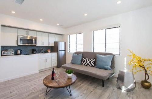 Sunny 1 Bedroom in the Heart of Venice Beach - #3 - Photo 4