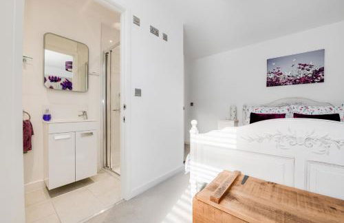 Spire View - New Forest Holiday Home - Photo 18