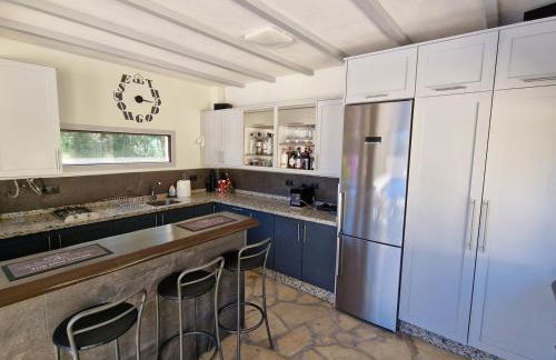 Exclusive Lakeside Villa with Private Pool & Total Privacy - Foto 23