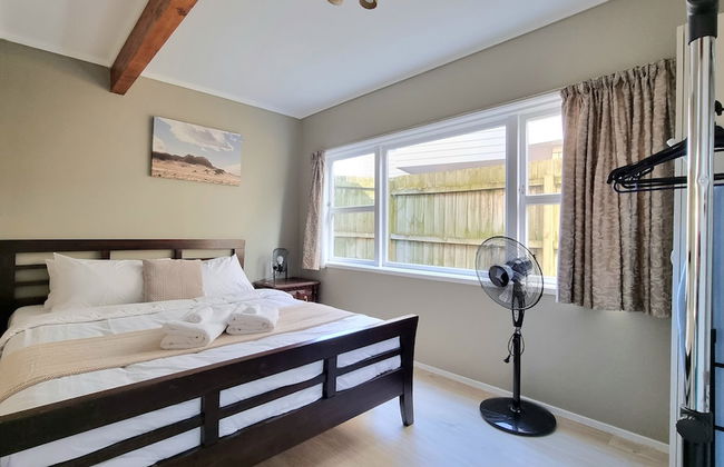 Lovely 2- Bedroom Unit with Free Parking - Photo 3