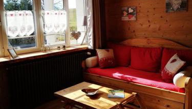 GITE DE MONTAGNE "LE CALOU" AVEC CHEMINEE ET JACUZZI situé à St Laurent-en-Grandvaux - Foto 3