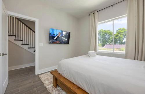 Luxury four-story Home with Rooftop views, 10min to Downtown! Sleeps 12! - Photo 18