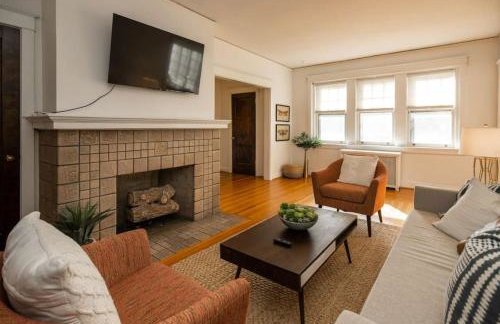 Hyde Park Comfort with Office Near Everything - Photo 1