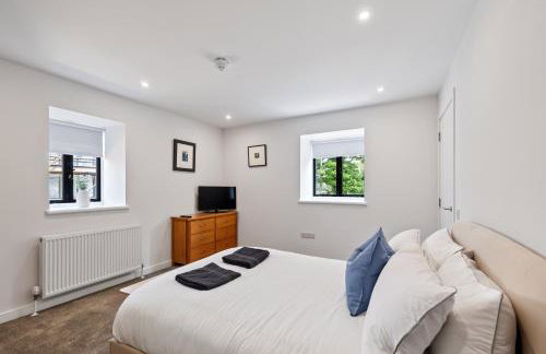 FLOUR MILL HOUSE at PITKERRO MILL, 4 double bedrooms, TVs, 3 en-suite, separate shower, wc, fully equipped kitchen, games room, large family lounge, private parking, WiFi, private garden and courtyard, long stay rates available through Honeycomb Hosts - Foto 22