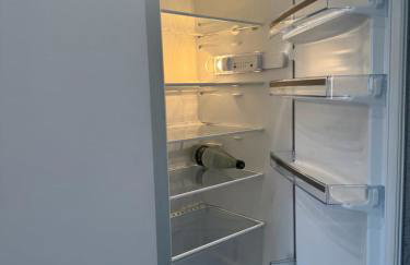 Three-bedroom modern family home by the pond with free parking - Photo 47