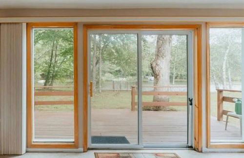 Lakefront with Lots of Light and Private Dock Access - Foto 44