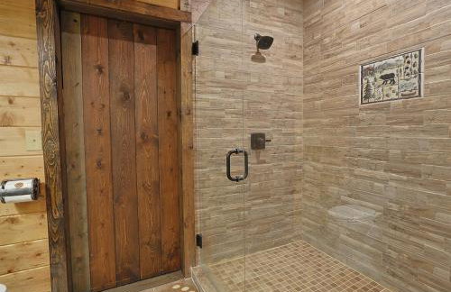 2BR Fishing Cabin w Fire Pit, Hot Tub, EV Charger - Foto 30