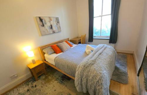 Charming Home with Private Balcony, on 1st floor, with 2 Bathrooms, 3 min walk to Earl's Court Station - Photo 33