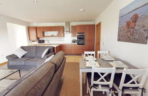 1 Y Bae - Top Floor Apartment - Photo 7