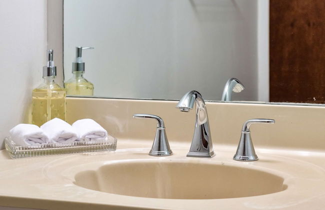 NEW Near Golf Yoga Classes Private Suite Wine - Photo 25