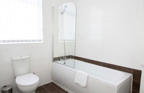 4 Bedrooms Spacious House With 2 Bathrooms Free Parking - sleeps up to 10 guests - Foto 5