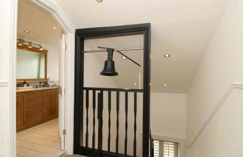 Perfect Retreat in Luxury & Historical Manor House - Photo 9