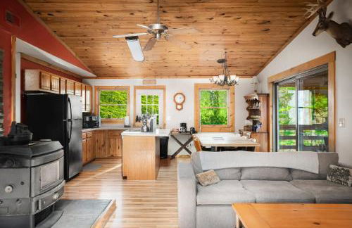 Cabin w hot tub & kayaks by river - Foto 12