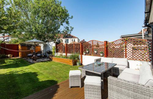 Charming Family Home with Stoves, Garden & Parking - Foto 16